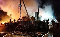 Tìm kiếm người sống sót sau vụ nổ khí gas tại Ba Lan