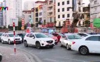 Giao thông giờ tan tầm trên đường Nguyễn Văn Huyên, Hà Nội