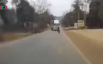 Xe máy phóng nhanh, lạng lách, đâm trực diện vào ô tô