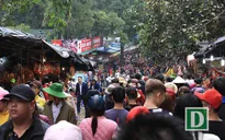 Đi 500m mất 2 tiếng, nhiều du khách ngất xỉu tại lễ hội Chùa Hương