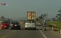 Xế hộp vượt ẩu gây tai nạn trên tuyến tránh TP Vinh