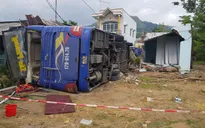 Xe ô tô chở khách đâm vào nhà dân, hàng chục người bị thương