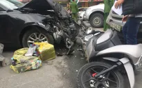 Hà Nội: Ô tô đâm liên hoàn 2 xe máy, 3 người bị thương