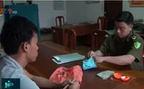 Nhặt được tiền vàng giá trị lớn, thượng sĩ công an và các em nhỏ trả lại người bị mất