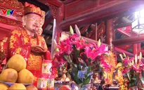 Tiền lẻ tràn ngập các điểm thờ tự
