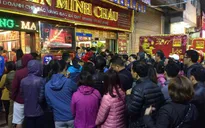 Người dân xếp hàng mua vàng ngày vía Thần Tài