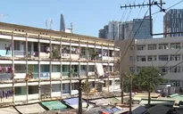 Người dân chờ đợi di dời khỏi chung cư nguy cấp
