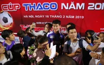 VIDEO: Duy Mạnh bị người hâm mộ vây kín sau trận tranh Siêu cúp Quốc gia