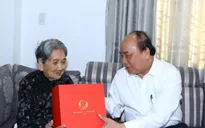 Thủ tướng Nguyễn Xuân Phúc thăm gia đình có công với cách mạng tại thành phố Huế