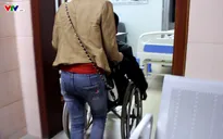 Thương cảm người đàn ông ngồi xe lăn cùng vợ đi tìm cơ hội có con
