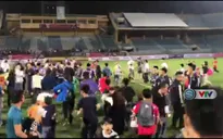 VIDEO: Sân vận động Hàng Đẫy "vỡ trận", CĐV vây kín cầu thủ CLB Hà Nội