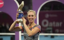 Vượt qua Simona Halep, Elise Mertens lần đầu đăng quang tại Qatar mở rộng
