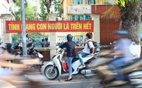 Hà Nội: Nhiều học sinh đi xe máy, xe điện không đội mũ bảo hiểm