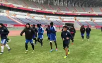 CLB Hà Nội tập làm quen sân Olympic Tế Nam khi tuyết bắt đầu rơi