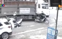 Sang đường thiếu quan sát, xe máy gây tai nạn liên hoàn
