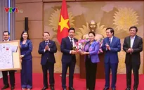 Chủ tịch Quốc hội gặp mặt và tặng quà doanh nghiệp vì cộng đồng
