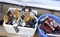 Khó xử lý tình trạng bày bán đồ chơi bạo lực tại Chùa Hương