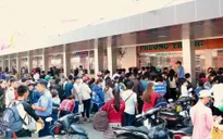 Người dân hối hả đổ về bến xe miền Tây về quê đón Tết