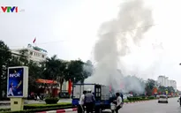 Xe tải bốc cháy vì vừa chạy vừa nấu bánh chưng
