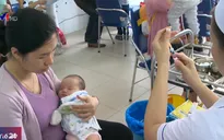 Sởi bùng phát, nhiều phụ huynh vẫn thờ ơ, từ chối tiêm vaccine cho con