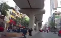 Đi vào làn đường ô tô, xe máy đâm trúng người phụ nữ bế con
