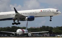 Máy bay Delta Airlines hạ cánh khẩn cấp do bị sét đánh
