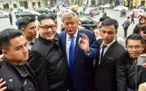 VIDEO: Bản sao Trump – Kim dắt tay nhau dạo bộ ở Hồ Gươm
