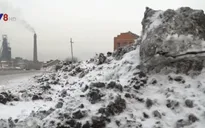 Tuyết "đen" bao phủ đường phố Siberia, Nga