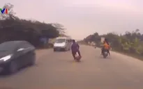 Lái xe máy lạng lách, đánh võng, 2 thanh niên va chạm kinh hoàng với ô tô
