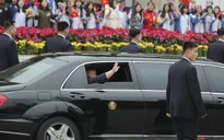 Chủ tịch Triều Tiên Kim Jong-un hạ cửa kính ô tô, tươi cười vẫy tay chào người dân Việt Nam
