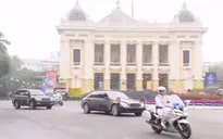 VIDEO Cận cảnh đoàn xe của Chủ tịch Triều Tiên Kim Jong-un tiến vào trung tâm Thủ đô Hà Nội