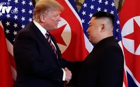 "Tổng thống Mỹ Donald Trump và Chủ tịch Triều Tiên Kim Jong-un bắt tay như đã quen nhau từ lâu"