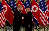 VIDEO Khoảnh khắc Tổng thống Donald Trump bắt tay Chủ tịch Kim Jong-un tại Hà Nội