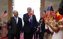 VIDEO Tổng thống Mỹ Donald Trump thân thiện chào hỏi và vẫy cờ Việt Nam cùng các em thiếu nhi