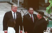 ẢNH: Tổng thống Donald Trump trao đổi với Chủ tịch Kim Jong-un ở khuôn viên Metropole