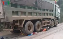 Hai vợ chồng bị cuốn vào gầm xe tải, 1 người tử vong