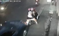 Dừng xe nghe điện thoại bị ô tô đâm