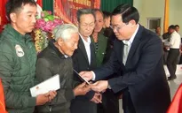 Phó Thủ tướng Vương Đình Huệ chúc Tết và tặng quà cho các hộ nghèo tại Nghệ An