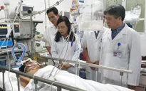 Bộ trưởng Nguyễn Thị Kim Tiến kiểm tra công tác trực cấp cứu tại các bệnh viện đêm giao thừa