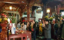 Người dân Hà Nội nô nức đi lễ chùa cầu may đầu năm