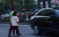 Nhiều người đi bộ vẫn "lười" ấn đèn giao thông ưu tiên, đi cầu vượt bộ hành