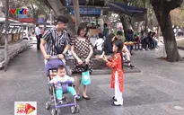 Để con hiểu giá trị đồng tiền, bố mẹ lên kế hoạch cho con đi bán lì xì Tết