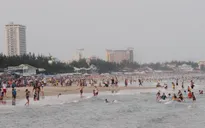 Nhiều du khách bị đuối nước, trẻ em lạc bố mẹ khi tắm biển tại Vũng Tàu dịp Tết