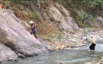 Khát vọng đến trường trong hành trình gian nan của trẻ em vùng cao
