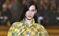 Mặc dù sốt cao, Bella Hadid vẫn đẹp rạng ngời trên sàn diễn
