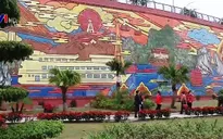 Bức tranh gốm màu khổng lồ ở Hạ Long