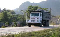Xe quá tải hoành hành trên đường đê