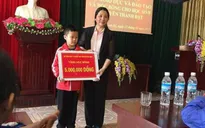 Cậu bé 8 tuổi vùng cao cùng mẹ vượt 100km để học tiếng Anh nhận thư khen của Bộ trưởng và học bổng