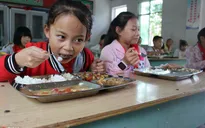 Trung Quốc yêu cầu Ban giám hiệu nhà trường cùng ăn với học sinh