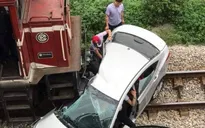 Va chạm với tàu hỏa, 5 người trên xe ô tô thương vong